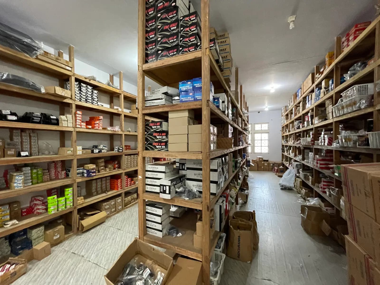 Stok suku cadang di gudang Central Onderdil