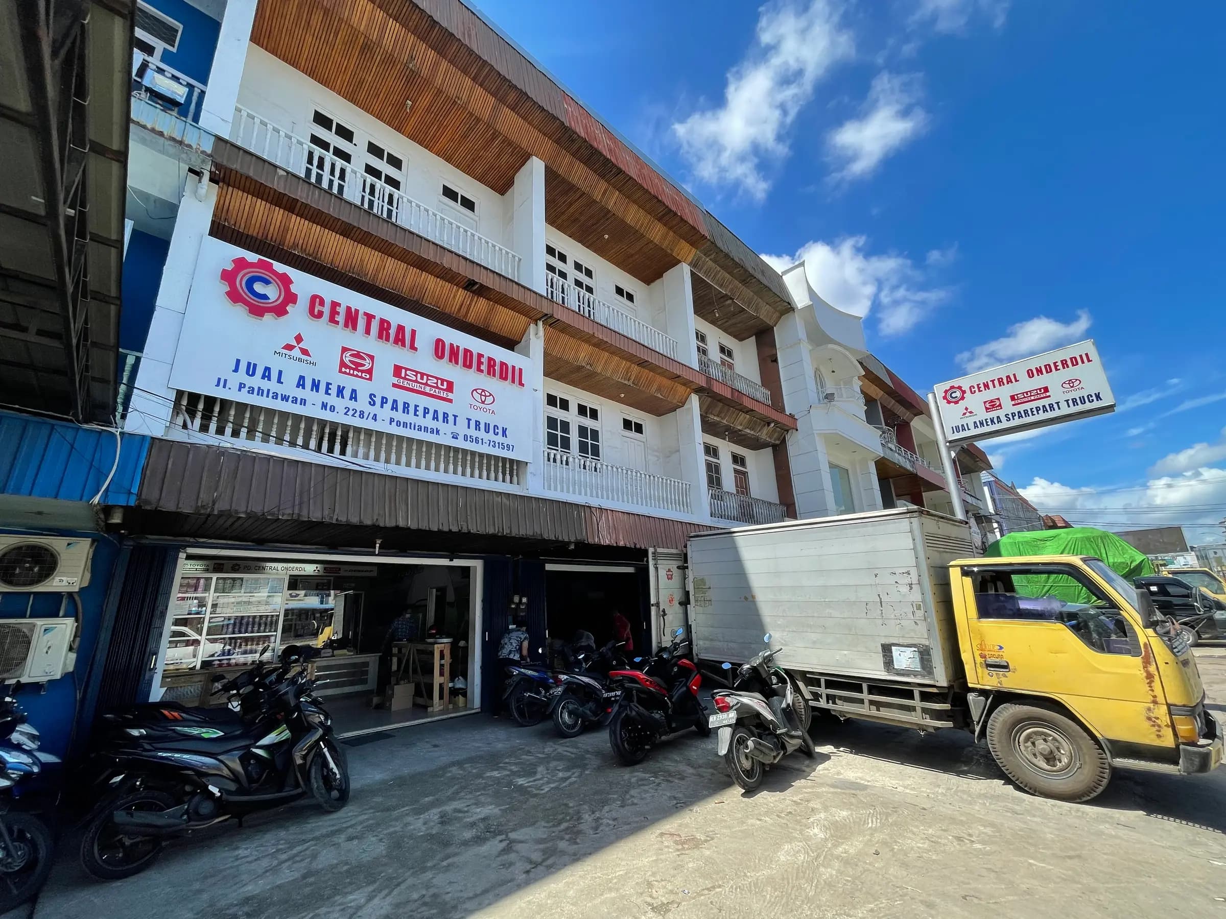 Tampak depan toko Central Onderdil di Jl. Pahlawan, Pontianak